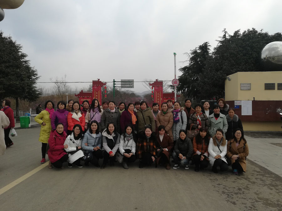 c7(中国)工会开展庆“三八”踏春赏梅活动